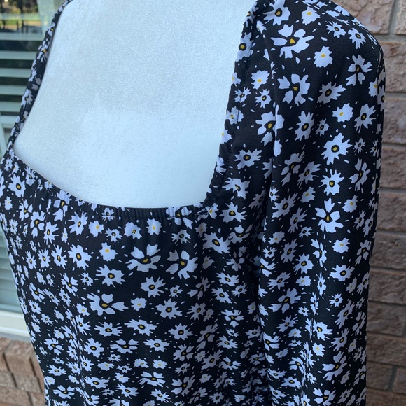 💥$11 - Daisy Dress 🌼 with a slit 👗💋 - Picture 2 of 6